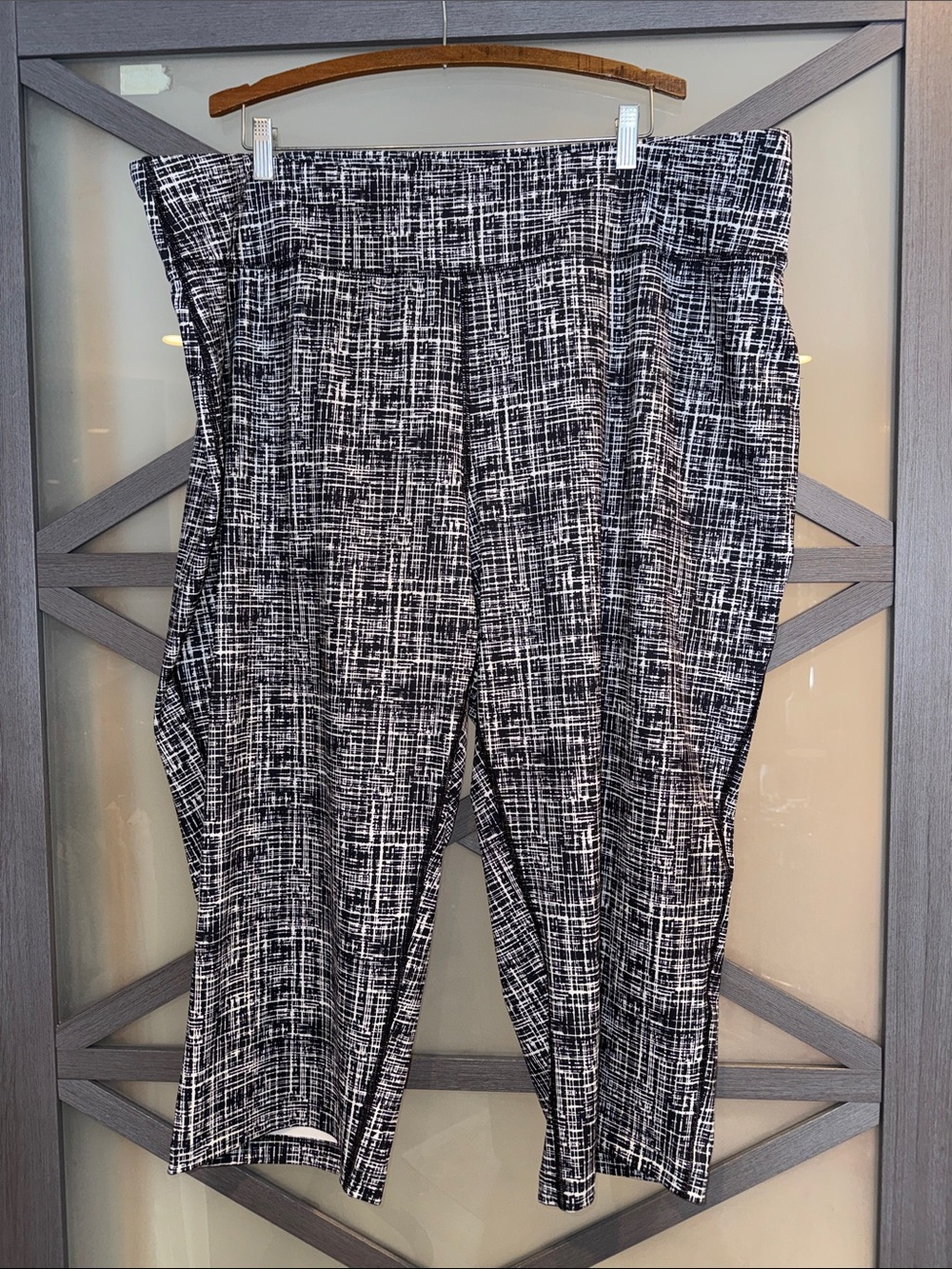 Lands' End Black and White Patterned Yoga Pants/Wide Leg Leggings